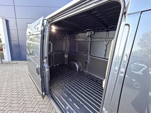 
Peugeot Boxer 140PK L2H2 3,5T Automaat | Parkeer camera achter | Navigatie | Airco | Cruise controle | vol									