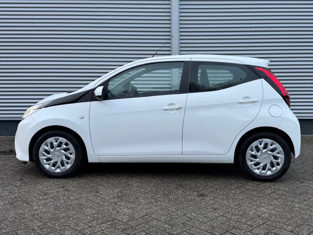 
Toyota Aygo 1.0 VVT-i 72pk 5D x-play | Airco | Apple Carplay/Android Auto | Camera | vol									