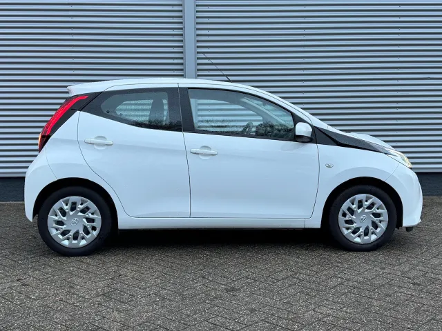 
Toyota Aygo 1.0 VVT-i 72pk 5D x-play | Airco | Apple Carplay/Android Auto | Camera | vol									