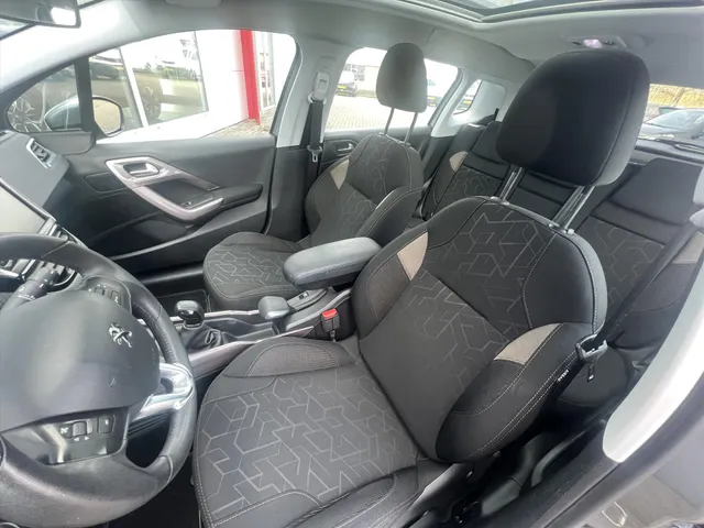 
Peugeot 2008 1.2 PureTech 110pk Active | Navigatie | Airco | Parkeersensoren | vol									