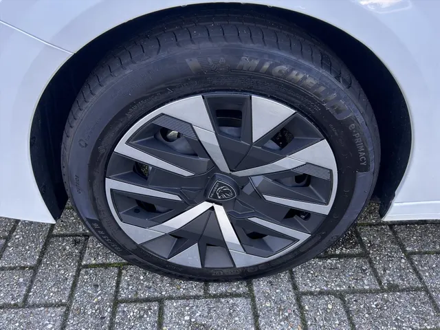 
Peugeot 208 1.2 PureTech 75pk Active | Navigatie | Apple carplay + Androidauto | Cruise control | Airconditioning | Parkeerhulp achter vol									