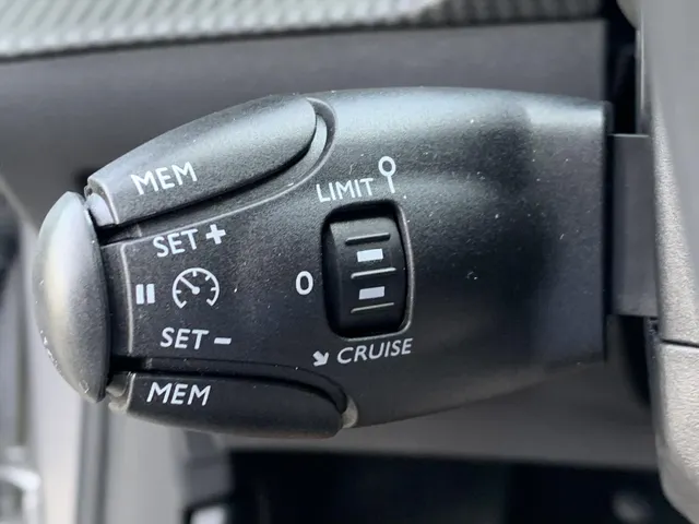 
Peugeot e-208 EV 50kWh 136pk Active Pack 3-FASE | Navigatie | Blue tooth | Cruise control | Climate control | Parkeersensoren achter | Apple Carplay&Android Auto vol									