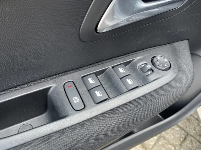 
Peugeot e-208 EV 50kWh 136pk Active Pack 3-FASE | Navigatie | Blue tooth | Cruise control | Climate control | Parkeersensoren achter | Apple Carplay&Android Auto vol									