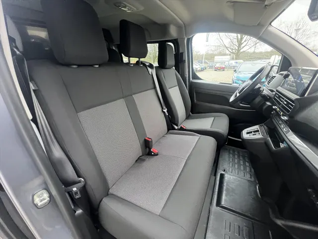 
Peugeot Expert Dubbel Cabine 2.0 BlueHDi 145pk Automaat 6-zits | BPM VRIJ | Navigatie | Camera | Houten laadruimte afwerking | Trekhaak | 2 schuifdeuren | Full LED vol									