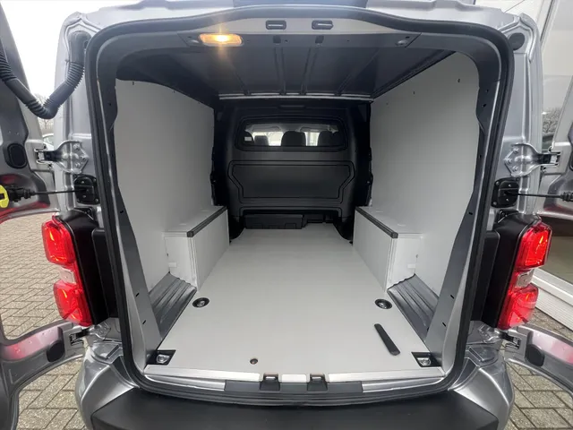 
Peugeot Expert Dubbel Cabine 2.0 BlueHDi 145pk Automaat 6-zits | BPM VRIJ | Navigatie | Camera | Houten laadruimte afwerking | Trekhaak | 2 schuifdeuren | Full LED vol									