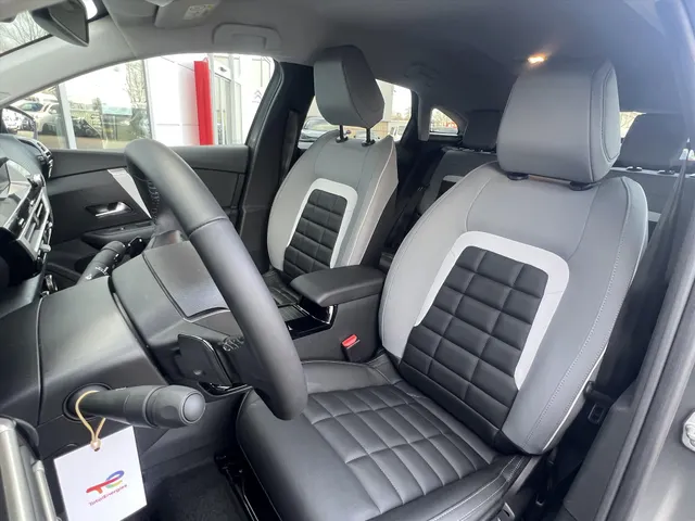 
								Citroën C4 1.2 Hybrid 136pk e-DCS6 Max | Stoelverwarming | Camera | parkeersensoren | Navigatie | vol									