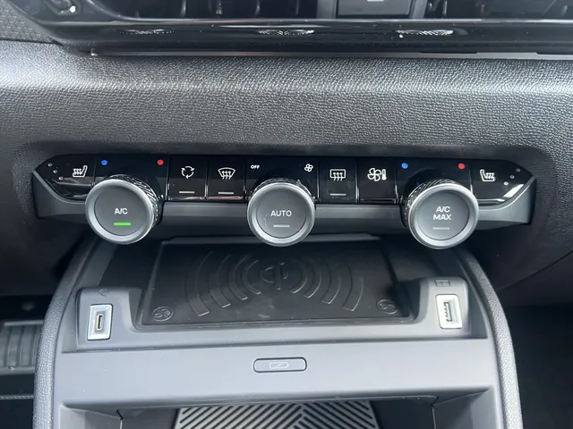 
								Citroën C4 1.2 Hybrid 136pk e-DCS6 Max | Stoelverwarming | Camera | parkeersensoren | Navigatie | vol									