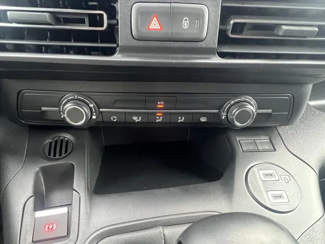 
								Citroën Berlingo Van GB 1.5 BlueHDi 100pk L1 3-zits | Navigatie | Houten vloer + wand afwerking | Cruise control | Apple Carplay & Android Auto | Parkeercamera en sensoren vol									