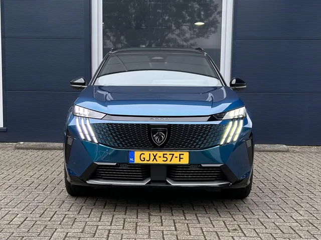 
Peugeot e-5008 New | GT | Navigatie | Apple Carplay en Androidauto | Stoelverwarming | 7 persoons uitvoering | Airco | Alcantara stoelen | vol									