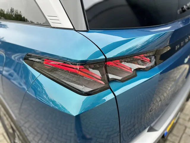 
Peugeot e-5008 New | GT | Navigatie | Apple Carplay en Androidauto | Stoelverwarming | 7 persoons uitvoering | Airco | Alcantara stoelen | vol									