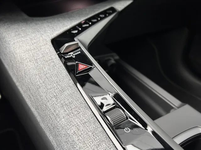 
Peugeot e-5008 New | GT | Navigatie | Apple Carplay en Androidauto | Stoelverwarming | 7 persoons uitvoering | Airco | Alcantara stoelen | vol									