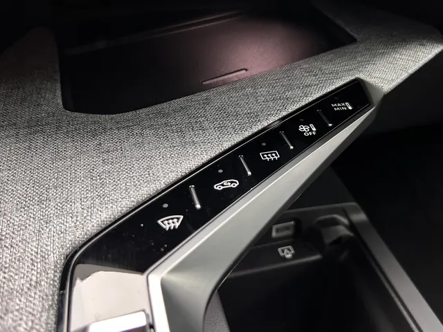 
Peugeot e-5008 New | GT | Navigatie | Apple Carplay en Androidauto | Stoelverwarming | 7 persoons uitvoering | Airco | Alcantara stoelen | vol									