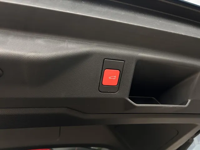 
Peugeot e-5008 New | GT | Navigatie | Apple Carplay en Androidauto | Stoelverwarming | 7 persoons uitvoering | Airco | Alcantara stoelen | vol									