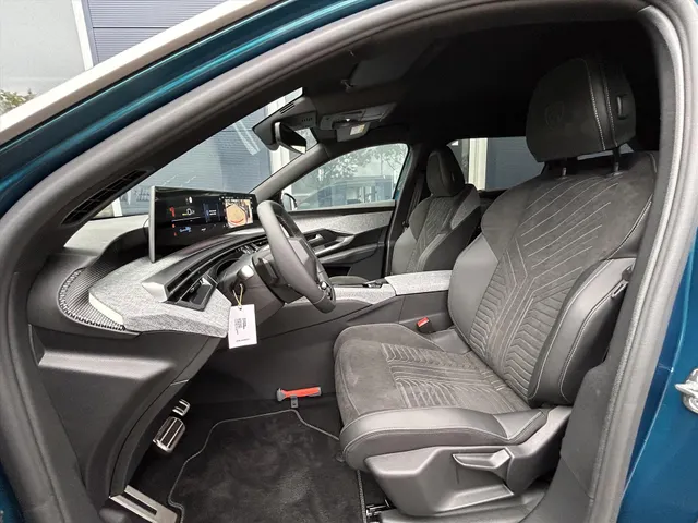 
Peugeot e-5008 New | GT | Navigatie | Apple Carplay en Androidauto | Stoelverwarming | 7 persoons uitvoering | Airco | Alcantara stoelen | vol									