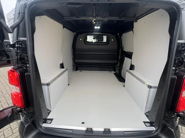
								Citroën Jumpy GB 2.0 BlueHDi 145pk L2 3-zits | BPM-vrij | Navigatie | Airconditioning | Trekhaak | Comfort scheidingswand | Reservewiel | Betimmering laadruimte vol									
