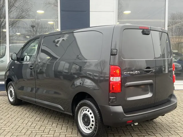 
								Citroën Jumpy GB 2.0 BlueHDi 145pk L2 3-zits | BPM-vrij | Navigatie | Airconditioning | Trekhaak | Comfort scheidingswand | Reservewiel | Betimmering laadruimte vol									