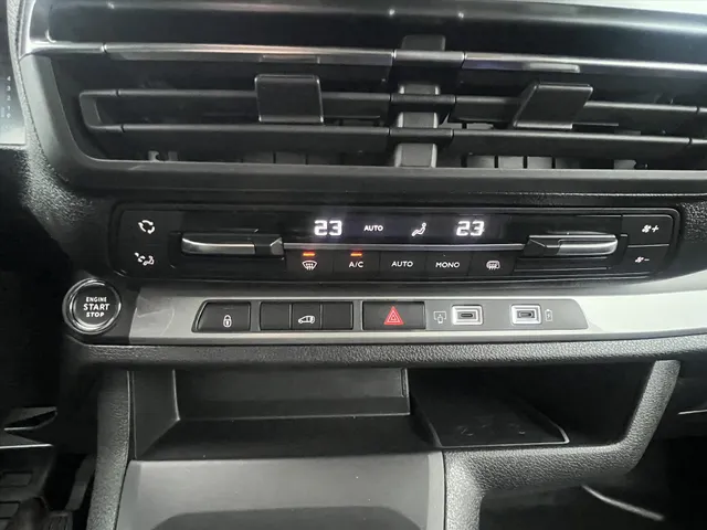 
Citroën Jumpy GB 2.0 BlueHDi 145pk L2 3-zits | BPM-vrij | Navigatie | Airconditioning | Trekhaak | Comfort scheidingswand | Reservewiel | Betimmering laadruimte vol									