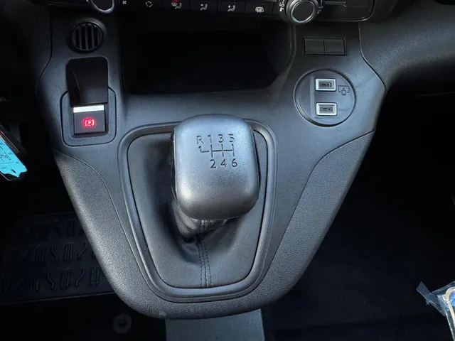 
Peugeot Partner 1.5 BlueHDi 100pk L1 | Airconditioning | Cruise control | Apple Carplay & Android Auto | Parkeer camera achter | Stoelverwarming | Houten laadvloer vol									