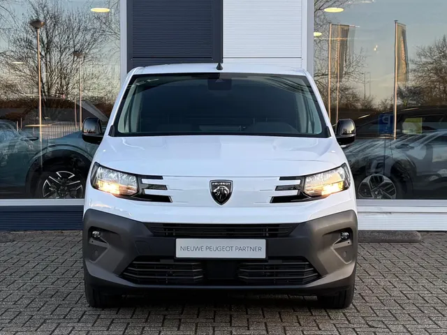 
Peugeot Partner 1.5 BlueHDi 100pk L1 | Airconditioning | Cruise control | Apple Carplay & Android Auto | Parkeer camera achter | Stoelverwarming | Houten laadvloer vol									