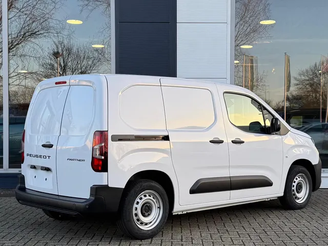 
Peugeot Partner 1.5 BlueHDi 100pk L1 | Airconditioning | Cruise control | Apple Carplay & Android Auto | Parkeer camera achter | Stoelverwarming | Houten laadvloer vol									