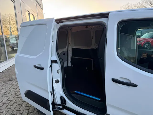 
Peugeot Partner 1.5 BlueHDi 100pk L1 | Airconditioning | Cruise control | Apple Carplay & Android Auto | Parkeer camera achter | Stoelverwarming | Houten laadvloer vol									