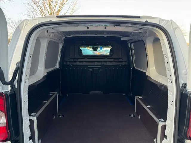 
Peugeot Partner 1.5 BlueHDi 100pk L1 | Airconditioning | Cruise control | Apple Carplay & Android Auto | Parkeer camera achter | Stoelverwarming | Houten laadvloer vol									