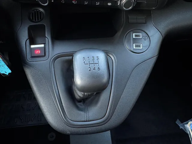 
Peugeot Partner 1.5 BlueHDi 100pk L1 | Airconditioning | Cruise control | Apple Carplay & Android Auto | Parkeer camera achter | Stoelverwarming | Houten laadvloer vol									