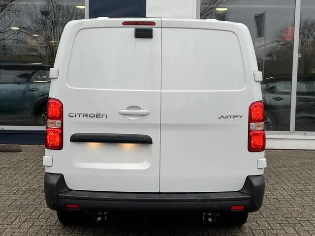 
								Citroën Jumpy GB 2.0 BlueHDi 180pk L3 Automaat 3-zits | BPM Vrij | Trekhaak | Houten afwerking laadruimte | Navigatie | Climate control | Cruise control | Camera vol									