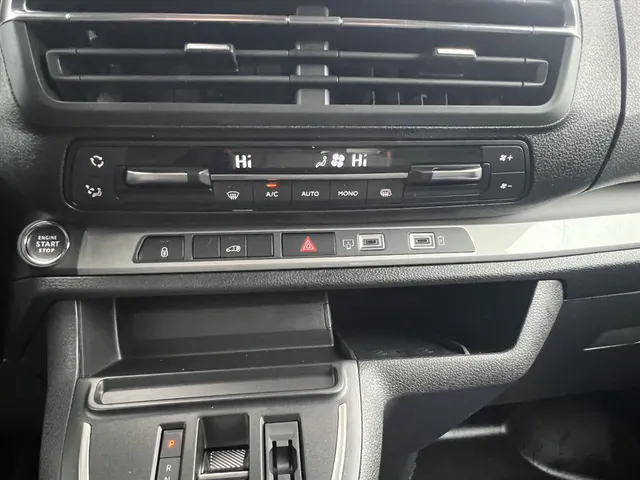 
								Citroën Jumpy GB 2.0 BlueHDi 180pk L3 Automaat 3-zits | BPM Vrij | Trekhaak | Houten afwerking laadruimte | Navigatie | Climate control | Cruise control | Camera vol									