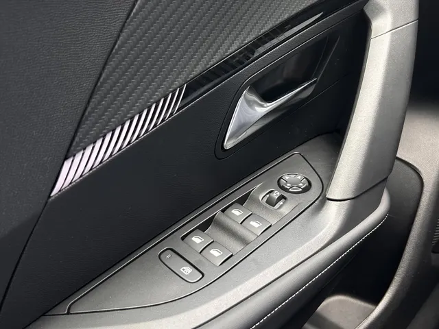 
								Peugeot 2008 1.2 PureTech 100pk Allure | Navigatie | Cruise controle | Apple Carplay & Android Auto | Parkeersensoren | Lichtmetaal 17 Inch | All-sea vol									