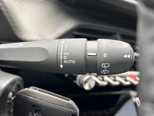 
								Peugeot 2008 1.2 PureTech 100pk Allure | Navigatie | Cruise controle | Apple Carplay & Android Auto | Parkeersensoren | Lichtmetaal 17 Inch | All-sea vol									