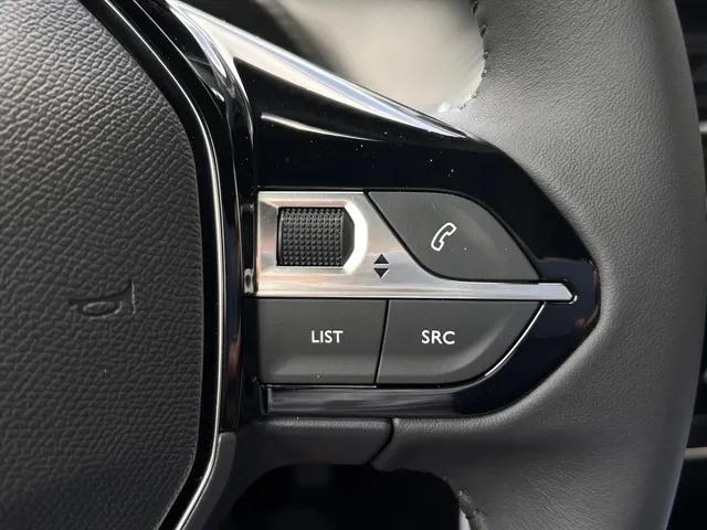 
								Peugeot 2008 1.2 PureTech 100pk Allure | Navigatie | Cruise controle | Apple Carplay & Android Auto | Parkeersensoren | Lichtmetaal 17 Inch | All-sea vol									