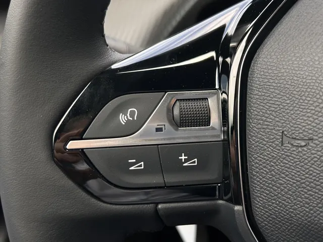
								Peugeot 2008 1.2 PureTech 100pk Allure | Navigatie | Cruise controle | Apple Carplay & Android Auto | Parkeersensoren | Lichtmetaal 17 Inch | All-sea vol									