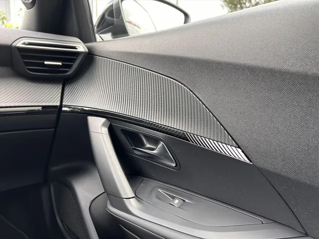 
								Peugeot 2008 1.2 PureTech 100pk Allure | Navigatie | Cruise controle | Apple Carplay & Android Auto | Parkeersensoren | Lichtmetaal 17 Inch | All-sea vol									