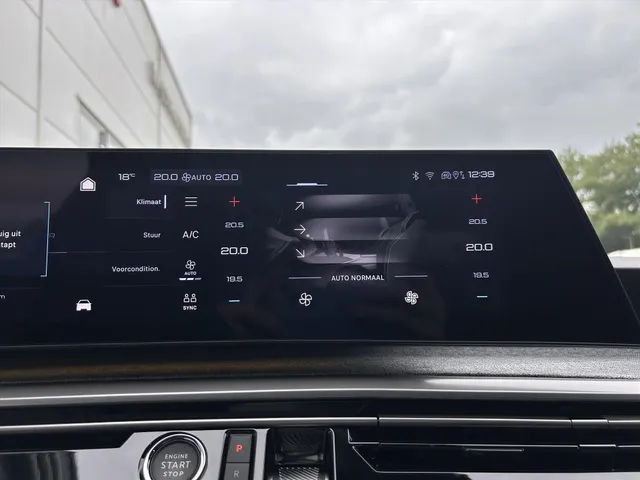
								Peugeot e-3008 EV 210pk Allure | 527km range | Panoramic navigation pack | Stuurverwarming | Draadloze lader | 360gr camera vol									
