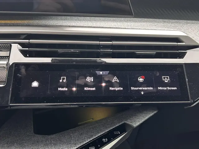 
								Peugeot e-3008 EV 210pk Allure | 527km range | Panoramic navigation pack | Stuurverwarming | Draadloze lader | 360gr camera vol									