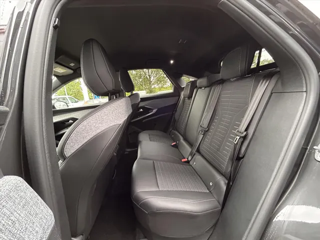 
								Peugeot e-3008 EV 210pk Allure | 527km range | Panoramic navigation pack | Stuurverwarming | Draadloze lader | 360gr camera vol									