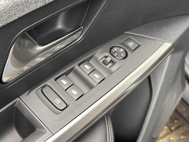 
								Peugeot e-3008 EV 210pk Allure | 527km range | Panoramic navigation pack | Stuurverwarming | Draadloze lader | 360gr camera vol									
