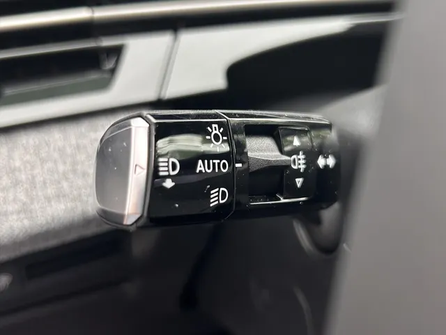 
								Peugeot e-3008 EV 210pk Allure | 527km range | Panoramic navigation pack | Stuurverwarming | Draadloze lader | 360gr camera vol									