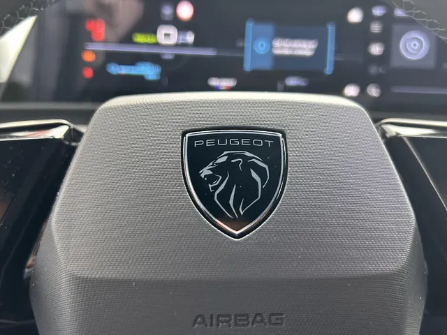 
								Peugeot e-3008 EV 210pk Allure | 527km range | Panoramic navigation pack | Stuurverwarming | Draadloze lader | 360gr camera vol									