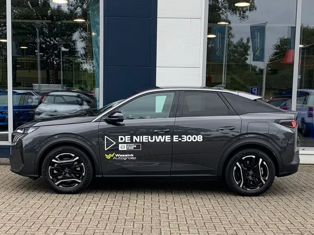 
								Peugeot e-3008 EV 210pk Allure | 527km range | Panoramic navigation pack | Stuurverwarming | Draadloze lader | 360gr camera vol									