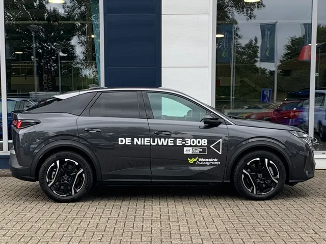 
								Peugeot e-3008 EV 210pk Allure | 527km range | Panoramic navigation pack | Stuurverwarming | Draadloze lader | 360gr camera vol									