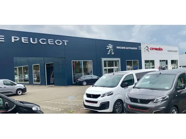 
								Peugeot e-3008 EV 210pk Allure | 527km range | Panoramic navigation pack | Stuurverwarming | Draadloze lader | 360gr camera vol									