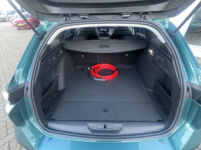 
								Peugeot e-308 EV SW 54kWh 156pk Allure | Navigatie | Cruise Control | Camera | Apple Carplay | Android Auto | vol									