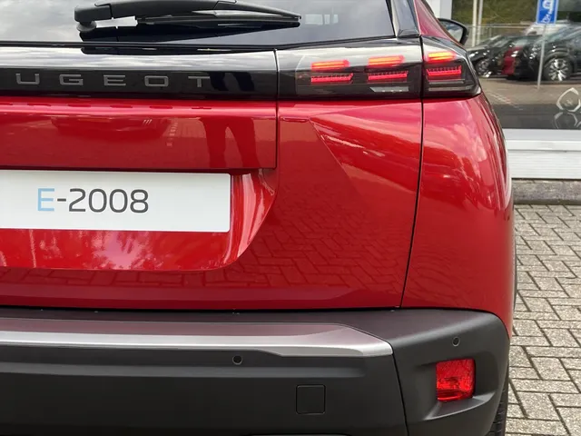 
								Peugeot e-2008 EV 54kWh 156pk Allure | Apple CarPlay | Android Auto | Parkeersensoren | Pack Drive Assist Plus | vol									