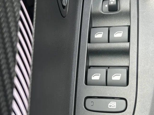 
								Peugeot e-2008 EV 54kWh 156pk Allure | Apple CarPlay | Android Auto | Parkeersensoren | Pack Drive Assist Plus | vol									