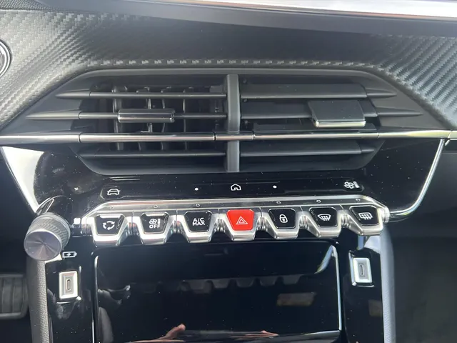 
								Peugeot e-2008 EV 54kWh 156pk Allure | Apple CarPlay | Android Auto | Parkeersensoren | Pack Drive Assist Plus | vol									