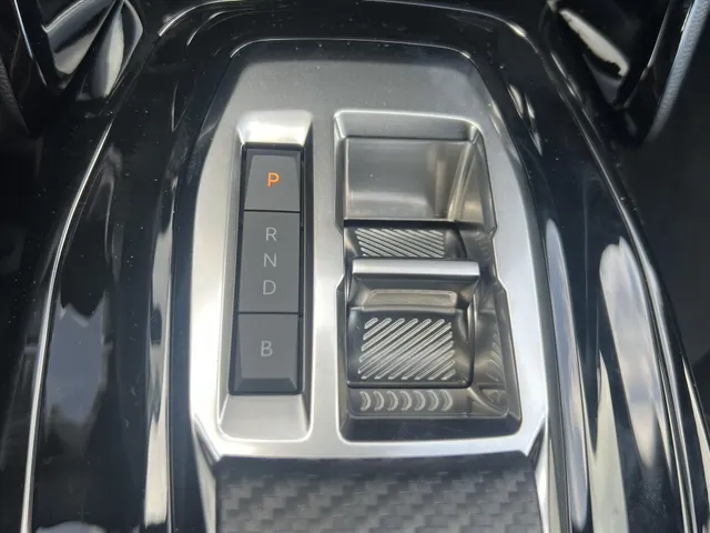 
								Peugeot e-2008 EV 54kWh 156pk Allure | Apple CarPlay | Android Auto | Parkeersensoren | Pack Drive Assist Plus | vol									