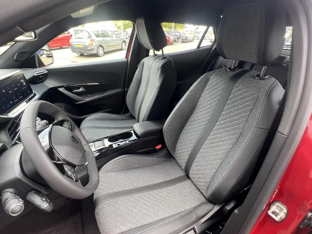 
								Peugeot e-2008 EV 54kWh 156pk Allure | Apple CarPlay | Android Auto | Parkeersensoren | Pack Drive Assist Plus | vol									