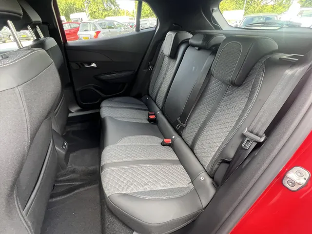 
								Peugeot e-2008 EV 54kWh 156pk Allure | Apple CarPlay | Android Auto | Parkeersensoren | Pack Drive Assist Plus | vol									